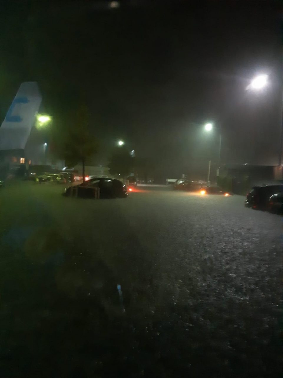 Alluvione a Mergozzo: auto completamente sommerse dall’acqua VIDEO