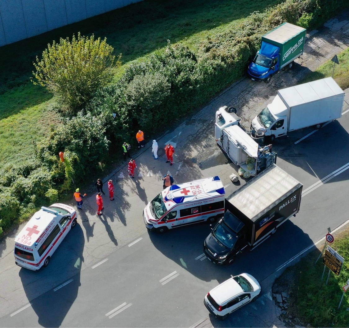 Incidente a Oleggio Castello: si ribalta camion della nettezza urbana