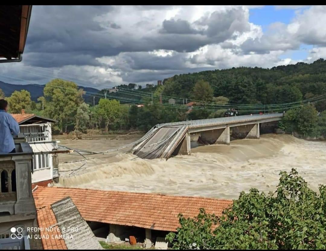 Crolla il ponte sul fiume Sesia a Romagnano VIDEO IMPRESSIONANTE