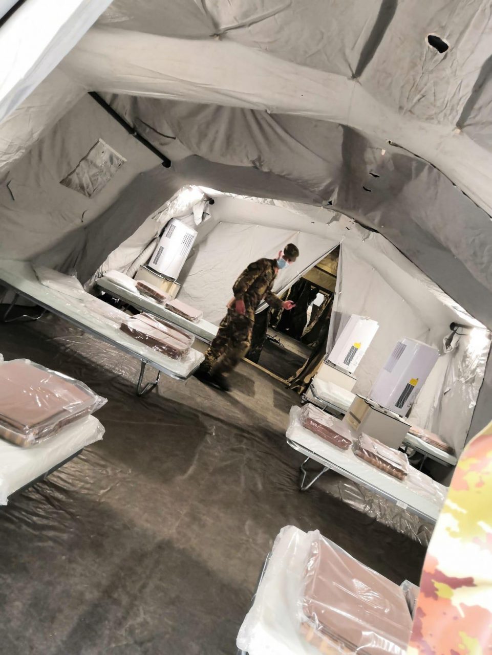 Coronavirus scende in campo l’esercito: tensostrutture all’esterno dell’ospedale di Borgomanero