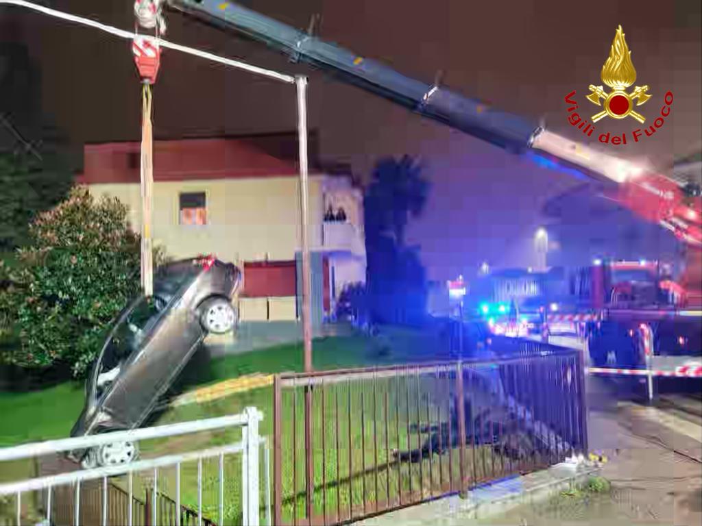 Cade con l’auto in un canale asciutto, l’intervento con l’autogru dei vigili del fuoco a Novara