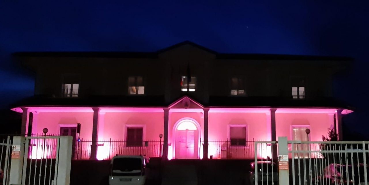 Municipio si illumina di rosa a Borgo Ticino per la prevenzione del tumore al seno