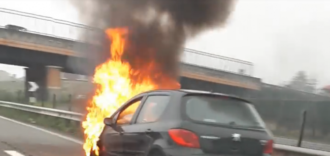 Auto prende fuoco sulla superstrada nel biellese | VIDEO