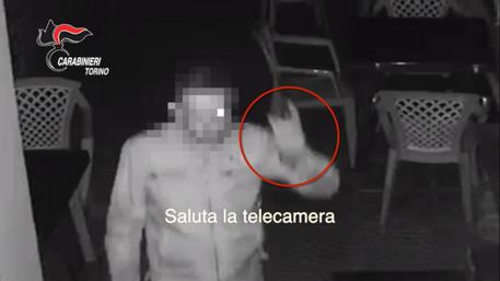 Ladro seriale saluta la telecamera: preso