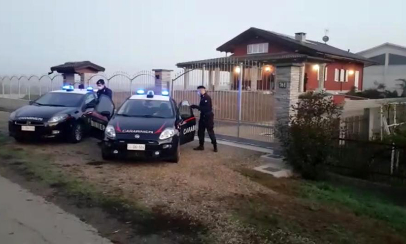 Tragedia nel torinese: spara alla moglie, ai due gemellini e al cane e poi la fa finita