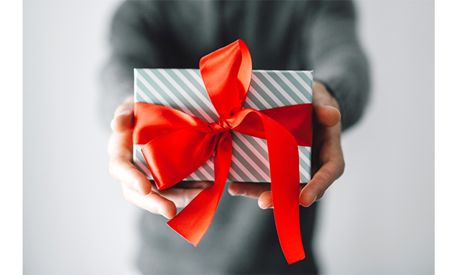 Cosa regalare ai padroni di casa: consigli e idee per non sfigurare a cena