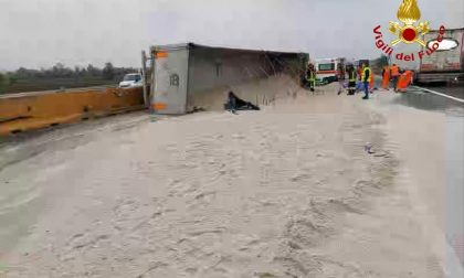 Camion carico di sabbia si ribalta in autostrada