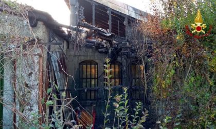 Castelletto Ticino legnaia a fuoco