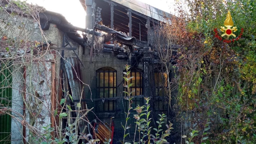 Castelletto Ticino legnaia a fuoco