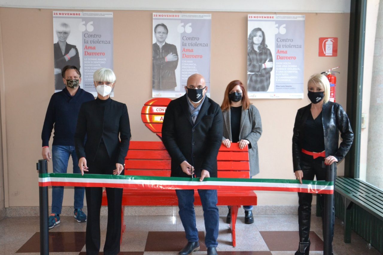 Contro la violenza sulle donne “Ama davvero”: una panchina rossa a Palazzo Tornielli