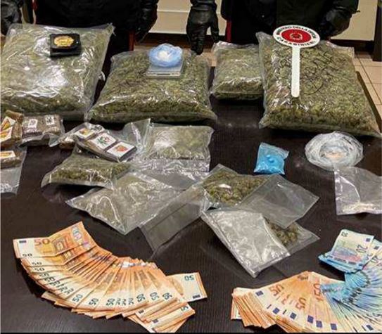 Nascondeva in casa una grande quantità di droga: arrestato a Oleggio