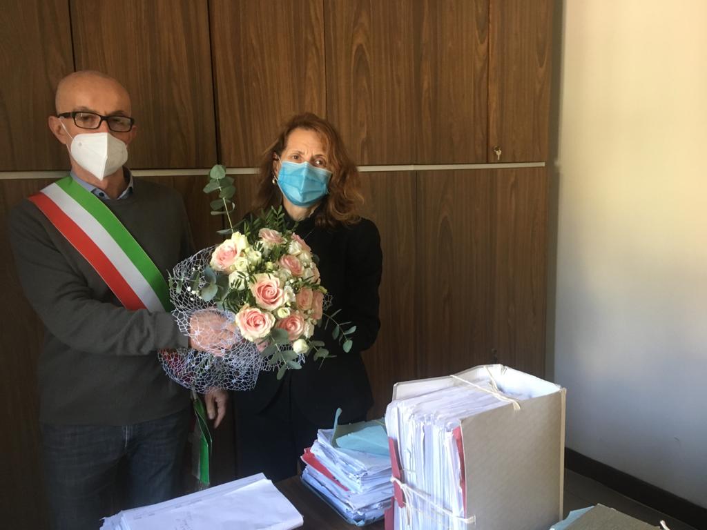 Oleggio Castello premia la costanza dell’impiegata comunale Chiara Brunoni