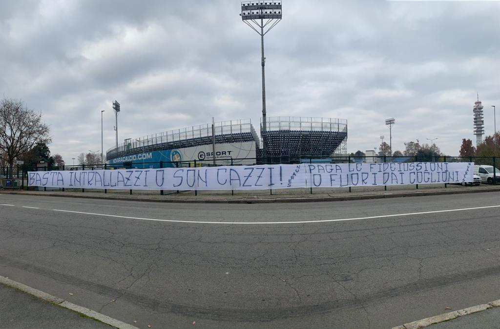Tifosi contestano la proprietà del Novara con gli striscioni