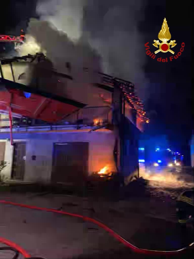 Va a fuoco un tetto a Oleggio: intervengono i pompieri