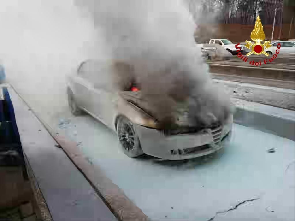 Due auto vanno a fuoco tra Novara e Arona