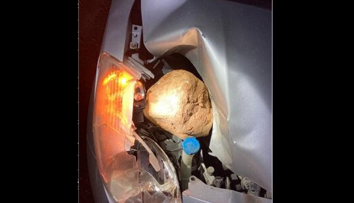 Sasso lanciato da cavalcavia centra un’auto: torna l’incubo in Piemonte