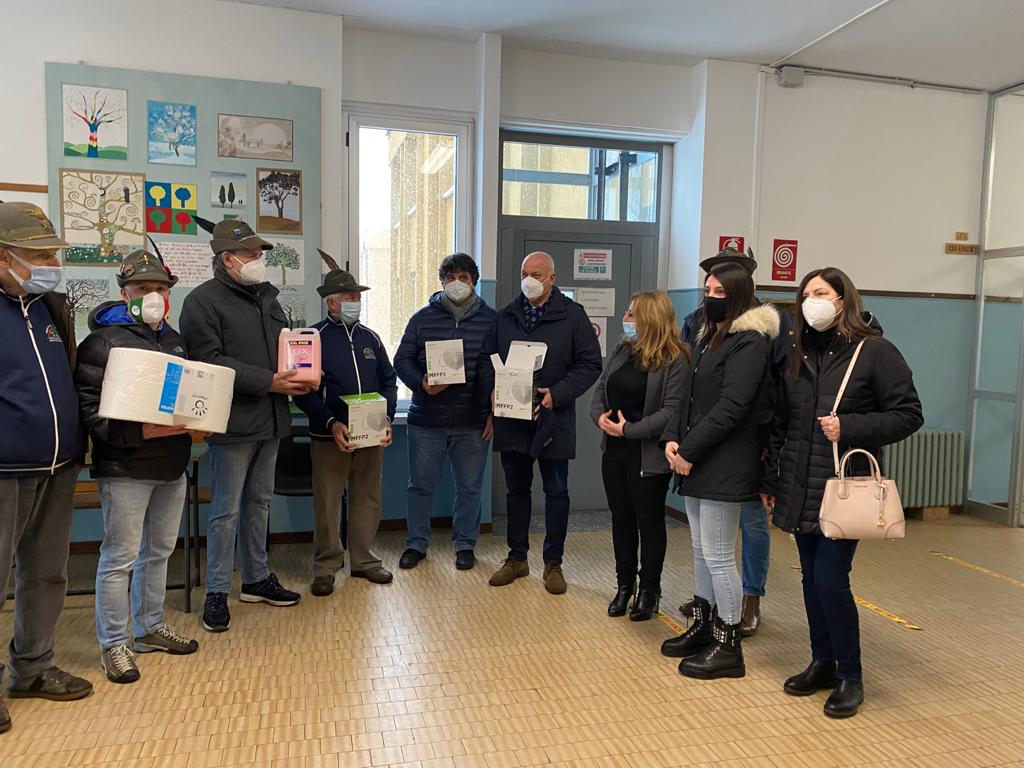 Gli Alpini di Gozzano hanno donato mascherine e materiale igienizzante alle scuole del paese