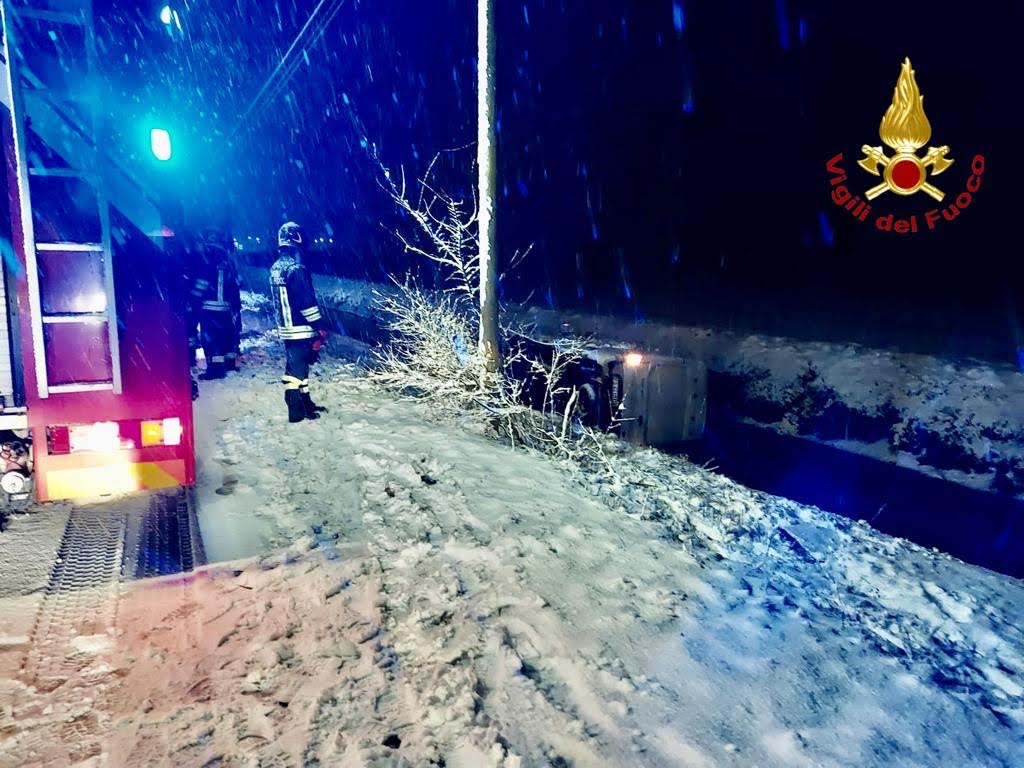 Granozzo furgone si ribalta nel canale a causa della neve