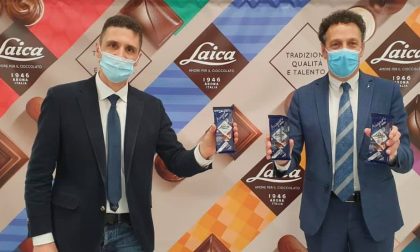 La Laica regala tavolette di cioccolato natalizie ai bimbi aronesi