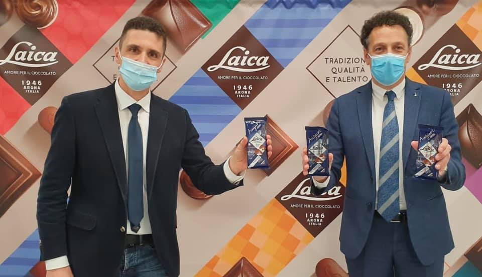 La Laica regala tavolette di cioccolato natalizie ai bimbi aronesi