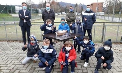 Scambio di auguri e... di cioccolato con l'Arona calcio