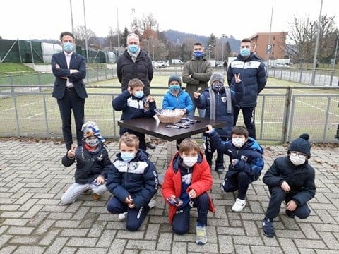 Scambio di auguri e… di cioccolato con l’Arona calcio