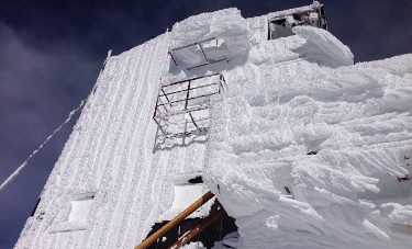 Spettacolo Margherita: il rifugio avvolto da neve ghiacciata. Questa notte -24