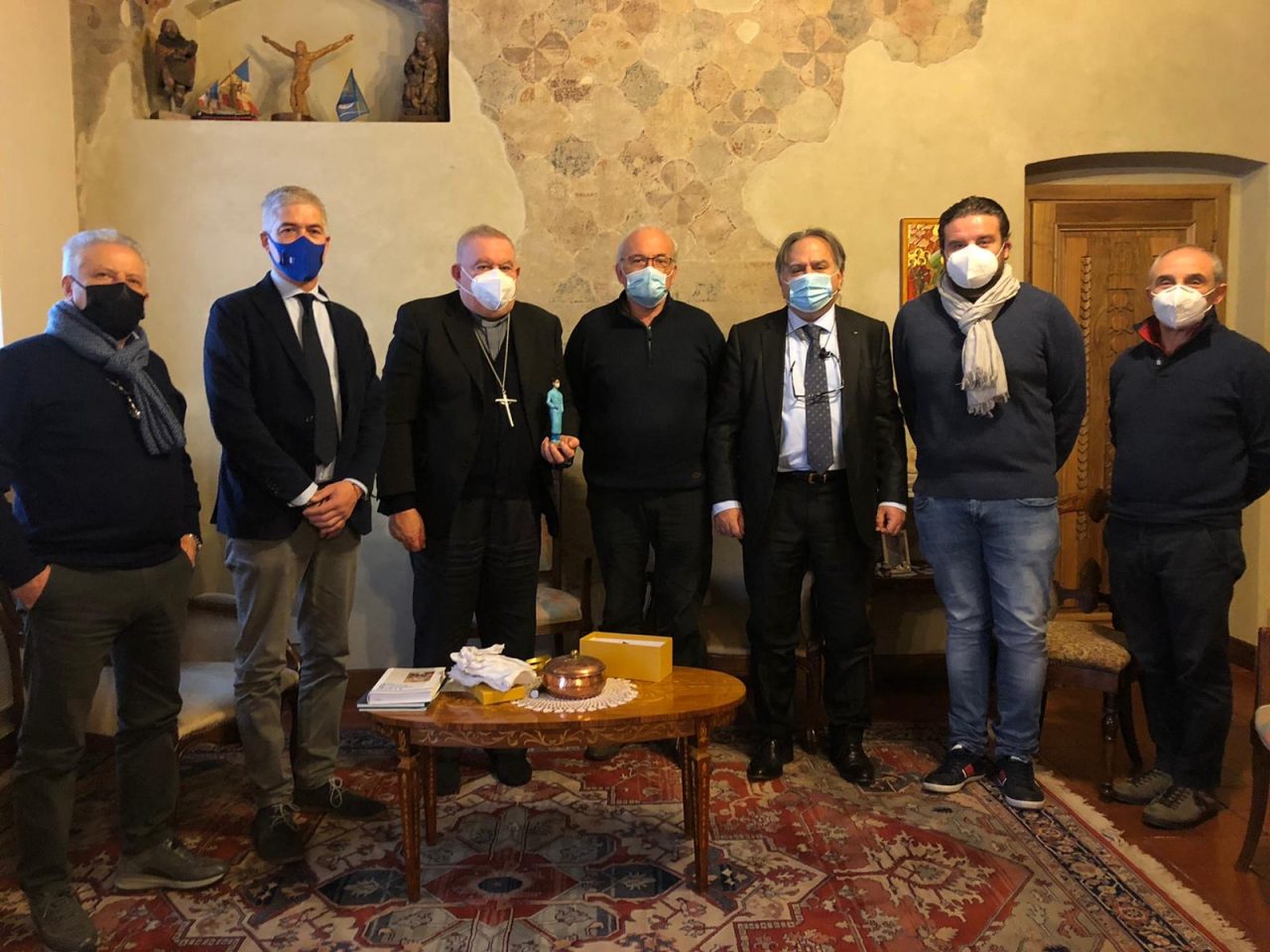 Novara, infermiera nuovo personaggio del presepe. La statuetta consegnata al vescovo Franco Giulio Brambilla da Coldiretti e Confartigianato