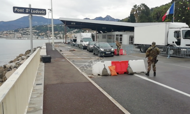 Gli alpini a Ventimiglia respingono chi arriva dalla Francia