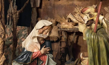 Presepe in sicurezza: Maria, Giuseppe e i pastori hanno la mascherina
