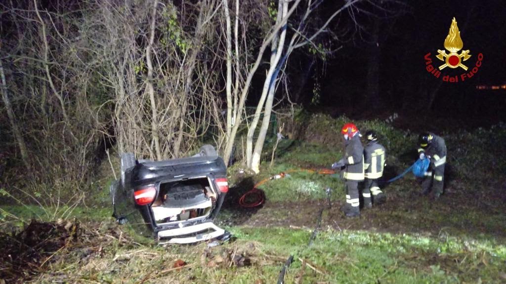 Arona incidente in via Belvedere: auto ribaltata