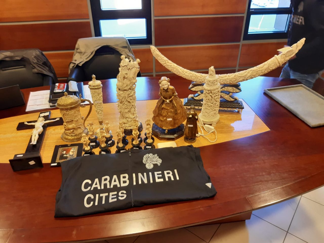 Mercatino dell’antiquariato Borgomanero: sequestrati 29 oggetti in avorio di elefante