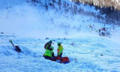 Sciatore travolto da slavina salvato dagli amici: ha riportato diversi traumi