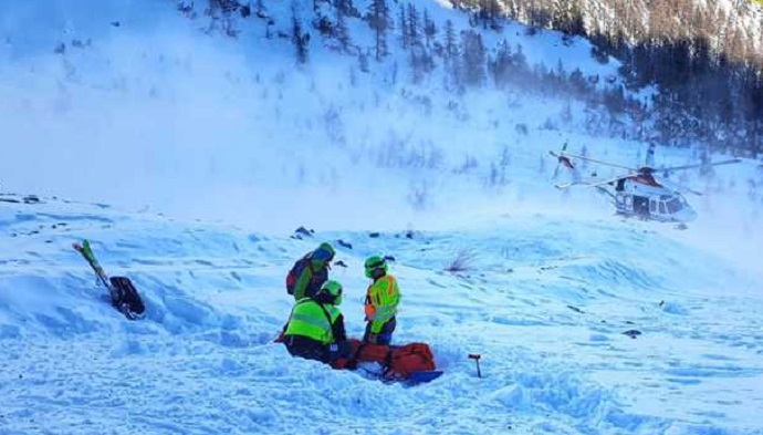 Sciatore travolto da slavina salvato dagli amici: ha riportato diversi traumi