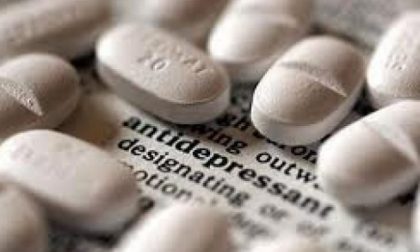 Mette antidepressivi nell’acqua dei colleghi, uno finisce in ospedale: “Mi sentivo bullizzato”