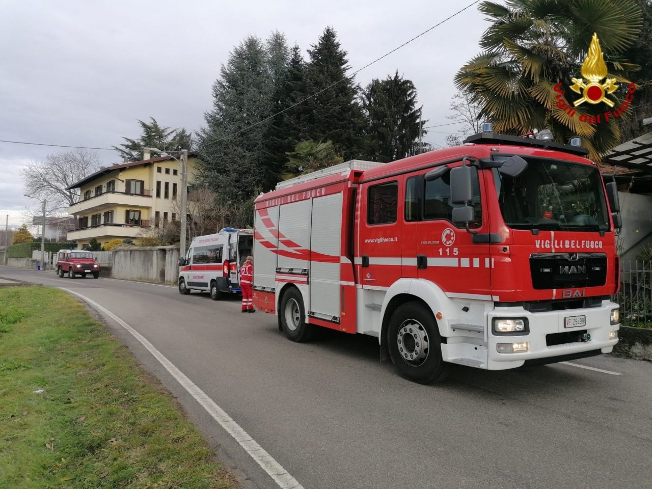 Incidente a Borgomanero: rimane ferito mentre abbatte una pianta