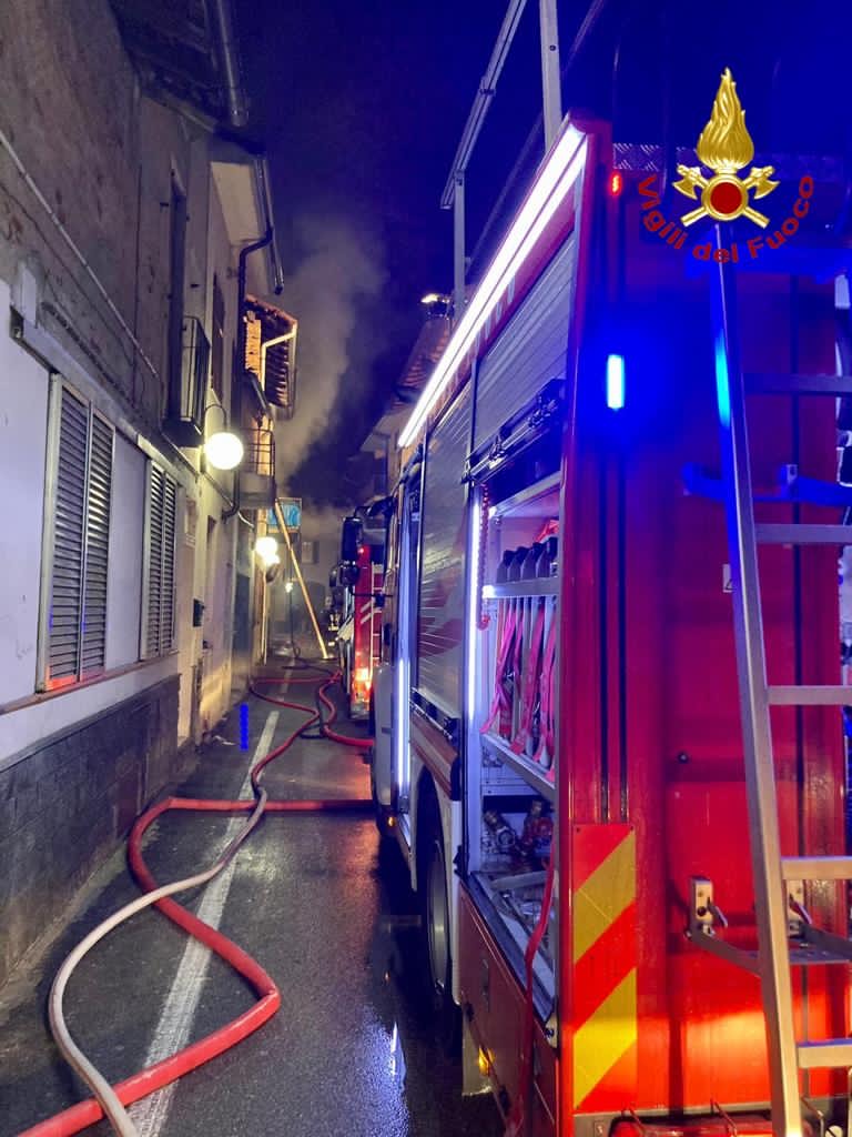 La casa va a fuoco: a Trecate una catena di solidarietà per la mamma e il suo bambino