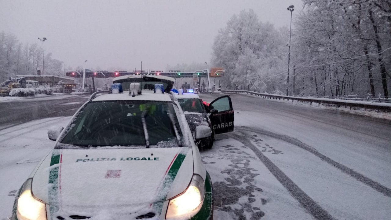 Neve sul novarese: A26 chiusa ai mezzi pesanti