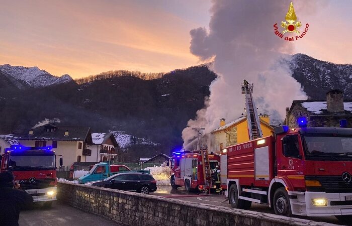 Devastante incendio in Valsesia: case evacuate a Scopa