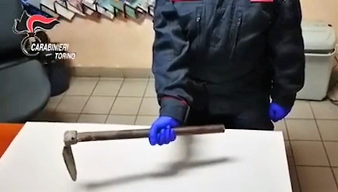 Tenta di uccidere il padre a colpi di zappa | VIDEO