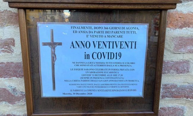 Manifesto funebre per il Covid-19: “Dopo 366 giorni di ansia è venuto a mancare”