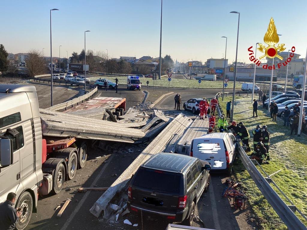 Trecate camion perde carico e travolge tre auto – LE IMMAGINI