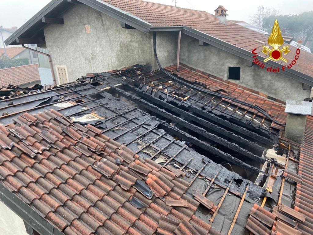 Tetto in fiamme ad Oleggio