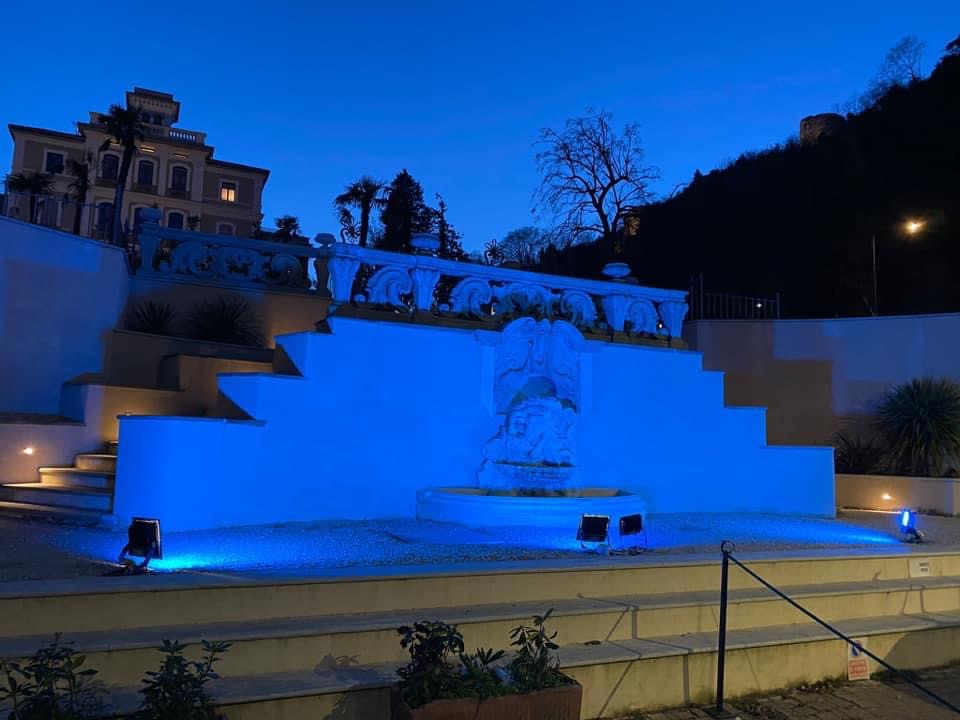 Nel giorno della Memoria Arona si illumina di blu