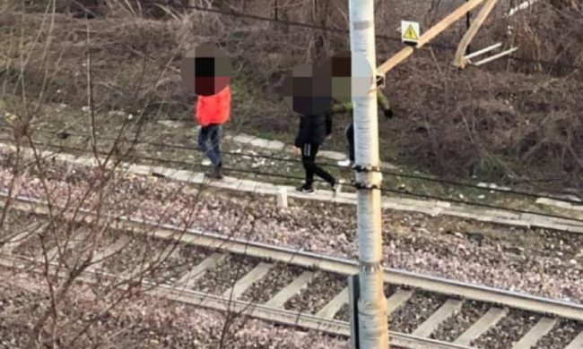 Ragazzi sfidano la morte camminando lungo i binari