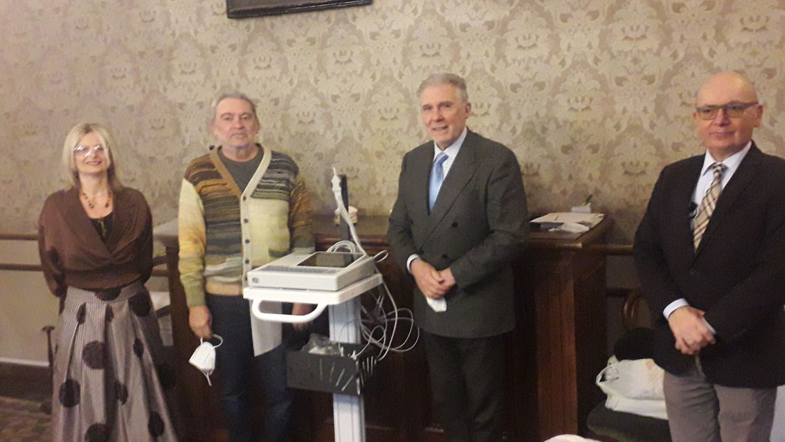 Malato di Covid, al Maggiore gli salvano la vita: lui dona un elettrocardiografico