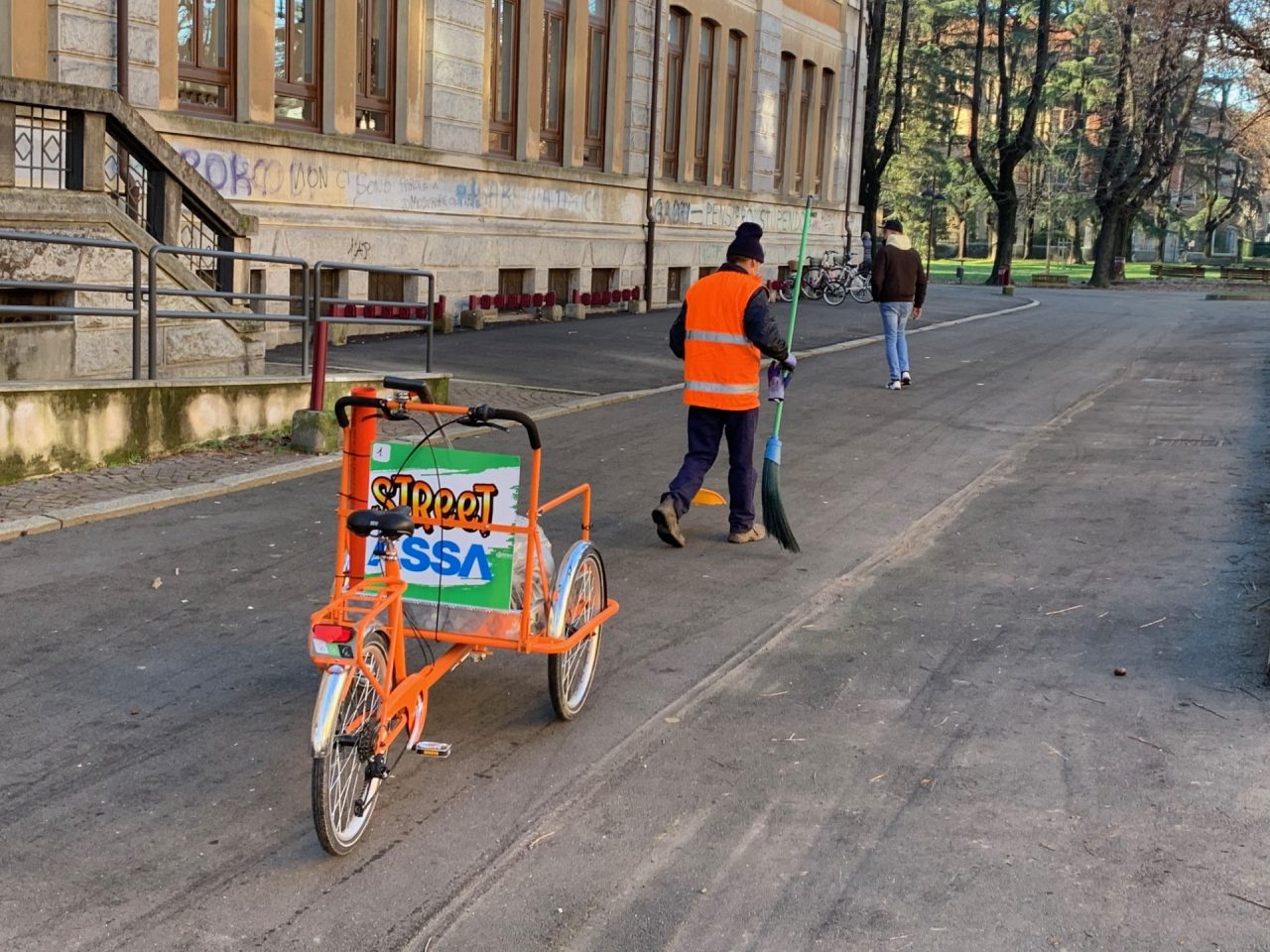 Novara pulizia delle scuole in.. triciclo
