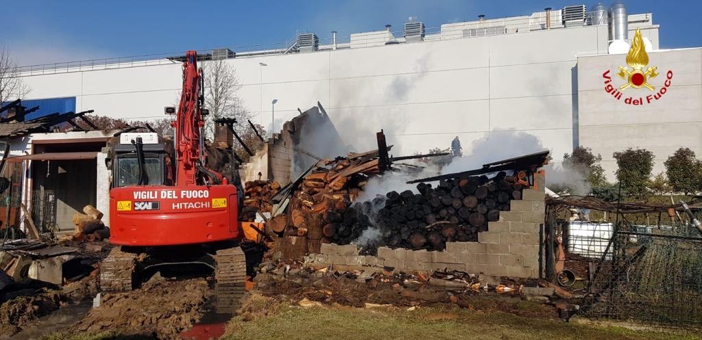 Maxi incendio nel Biellese: in azione anche i pompieri di Novara