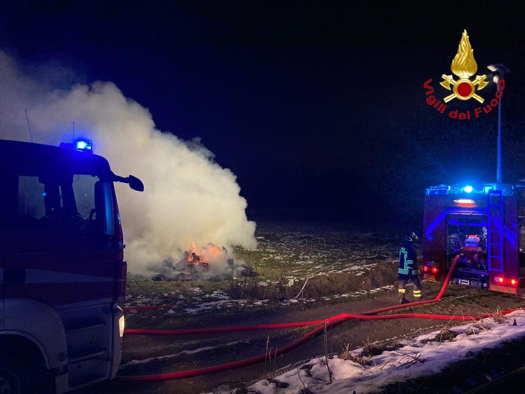 In fiamme 4mila rotoballe di fieno a San Pietro Mosezzo: l’intervento dei pompieri