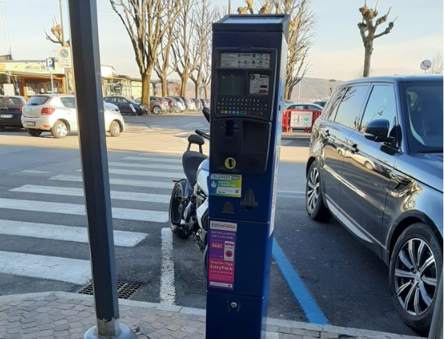 Parcheggi ad Arona: le tariffe degli spazi blu sono da record